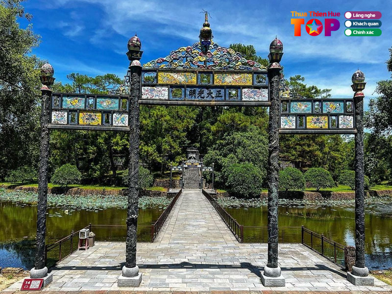 gia-ve-dich-vu-tham-quan-lang-minh-mang-hue-huetoplist