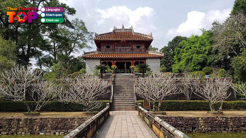 lang-minh-mang-hue-kien-truc-co-xua-dam-ban-sac-nho-giao-huetoplist