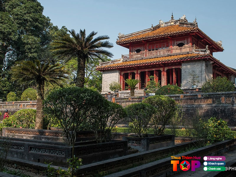 lau-minh-lau-noi-de-vua-suy-tu-vao-dem-trang-thanh-huetoplist