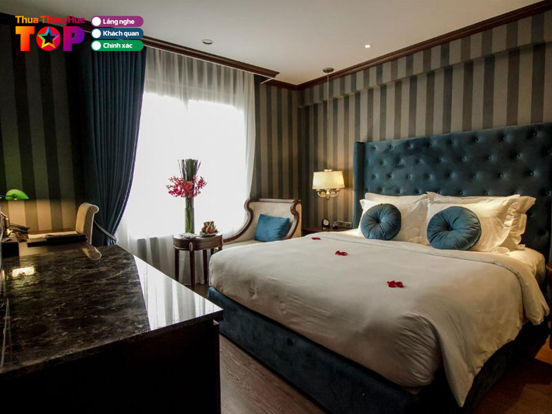 the-scarlett-boutique-hue-huetoplist