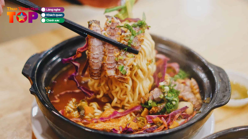 top-5-quan-mi-cay-o-hue-ngon-te-tai-an-la-khoai-huetoplist