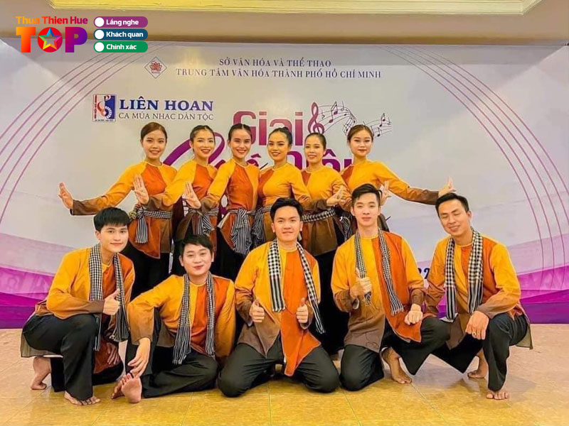 trang-phuc-bieu-dien-thanh-binh-huetoplist