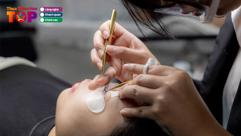 Top-10-dia-chi-noi-mi-hue-cho-cua-so-tam-hon-them-long-lanh-huetoplist