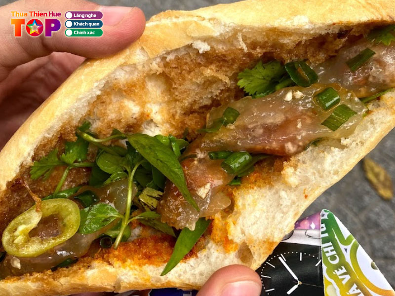 Quan-banh-mi-heo-quay-hue-thu-ngan-huetoplist