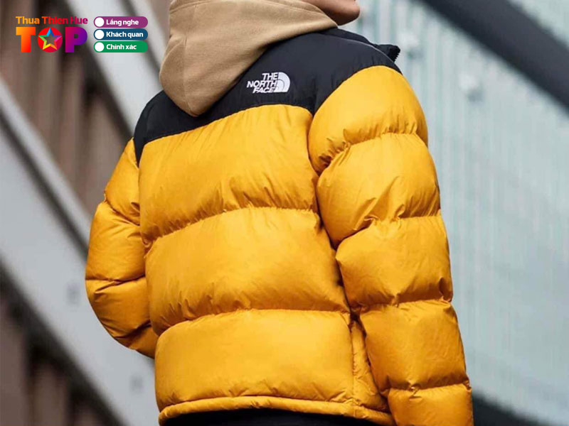 Ao-khoac-the-north-face-huyen-trang-huetoplist