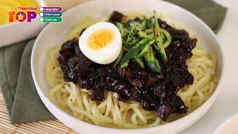 Top-6-quan-mi-tuong-den-o-hue-ngon-chuan-vi-nhat-dinh-phai-thu-huetoplist
