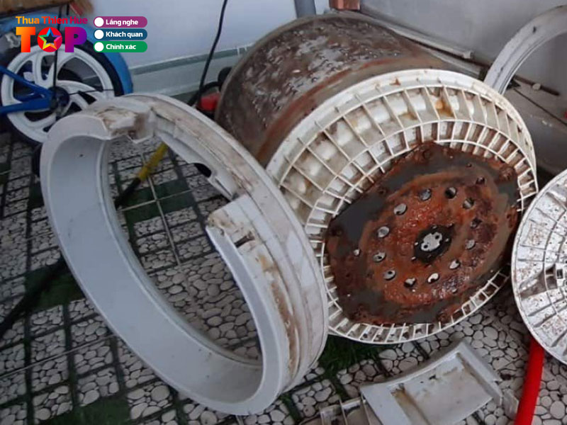 Dich-vu-ve-sinh-toan-tam-huetoplist