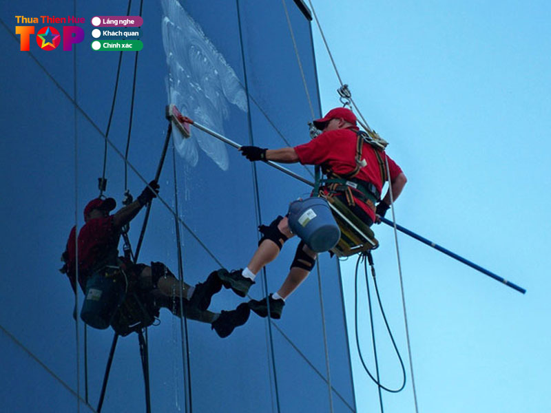 Dich-vu-ve-sinh-toan-tam-huetoplist