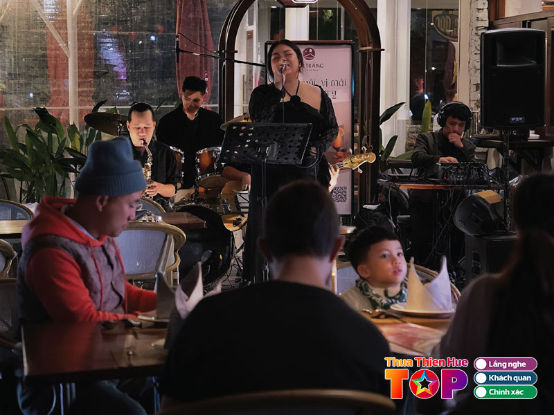 Ben-trang-cafe-bar-huetoplist