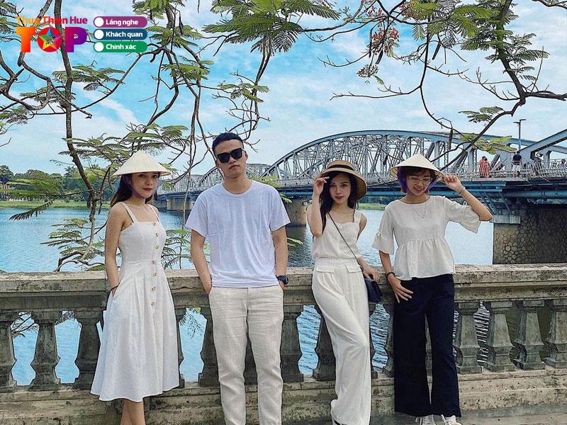 Chup-anh-va-check-in-ben-cau-truong-tien-huetoplist