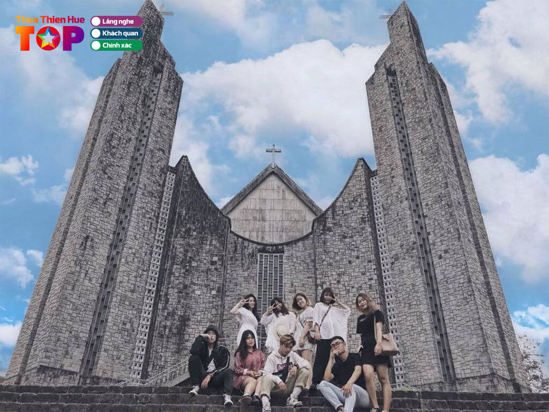 Kham-pha-net-kien-truc-doc-dao-cua-nha-tho-phu-cam-huetoplist