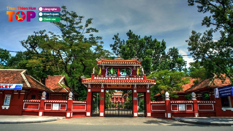 Kham-pha-truong-quoc-hoc-hue-diem-check-in-co-kinh-tai-co-do-huetoplist