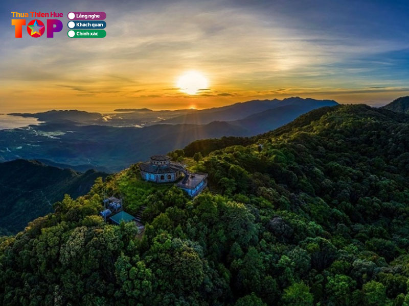 Mot-vai-diem-du-lich-hap-dan-gan-deo-hai-van-huetoplist