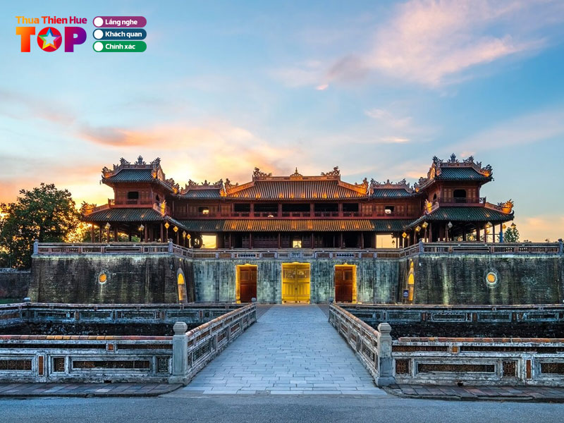 Mot-vai-diem-du-lich-hap-dan-gan-ho-tinh-tam-huetoplist