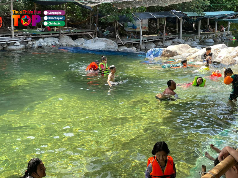 Tam-suoi-va-ngam-minh-duoi-dong-nuoc-mat-huetoplist