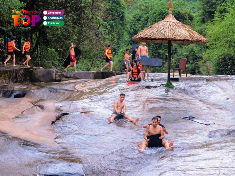 Thoi-diem-ly-tuong-nhat-de-ghe-tham-suoi-mo-huetoplist