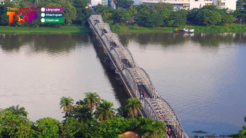 Trai-nghiem-cau-truong-tien-net-dep-tho-mong-ben-song-huong-huetoplist