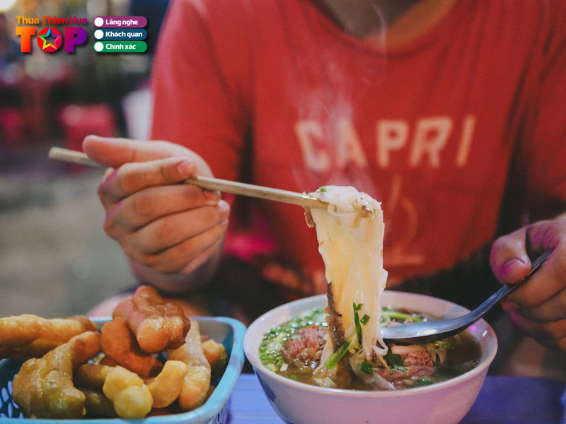 Huong-dan-lua-chon-quan-pho-ngon-tu-dan-ban-dia-huetoplist