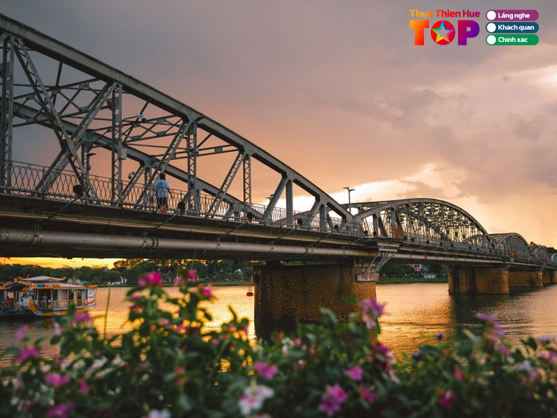 Mot-vai-diem-du-lich-hap-dan-gan-cho-dong-ba-huetoplist