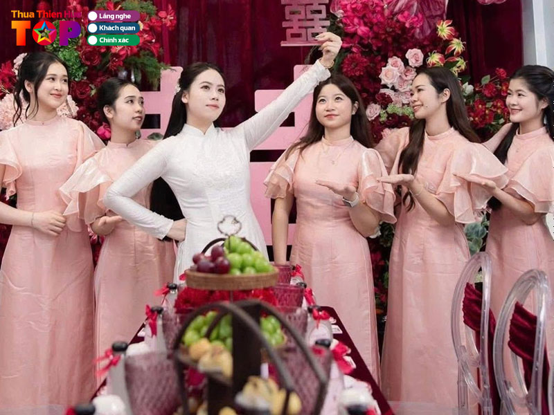 Ao-dai-ngoc-hoang-huetoplist